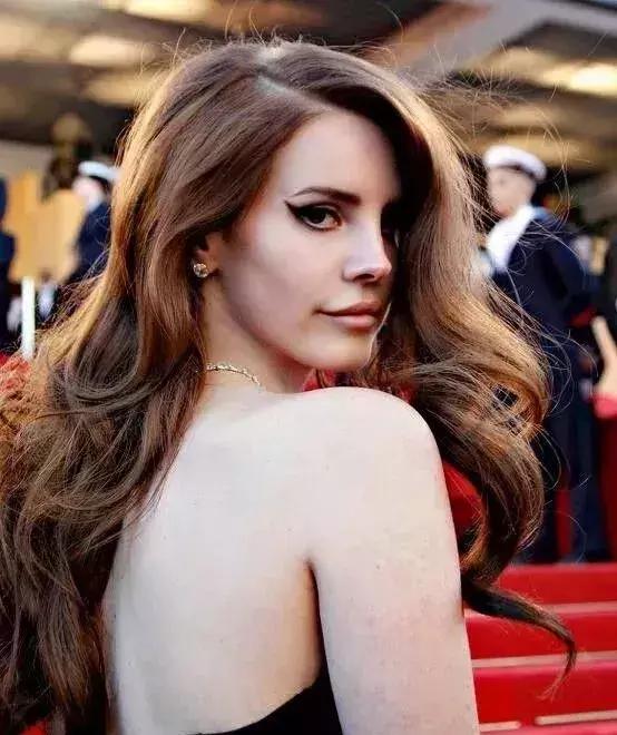 今年最火的10种显白发色谁染谁美,今年最火的3种显白发色