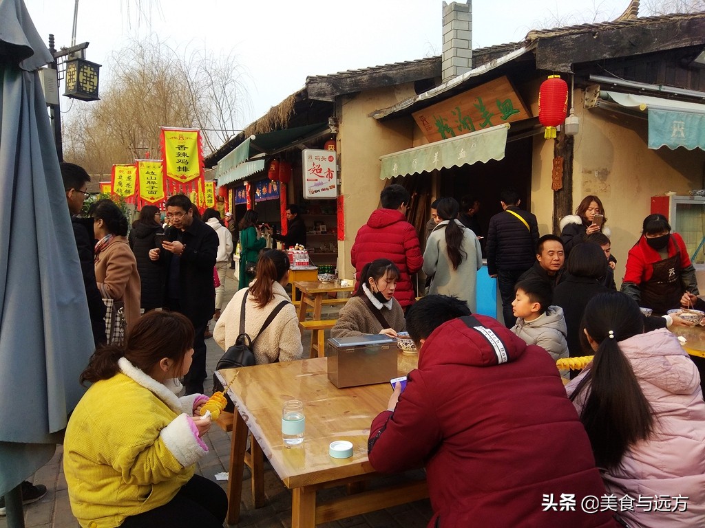 渭河岸边的民俗村，拆拆建建4年了，至今依然人气挺高