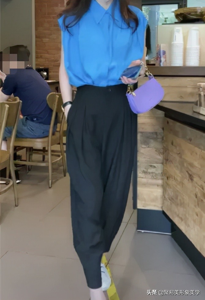 初秋穿什么颜色好看,秋天穿“杏色”太好看了