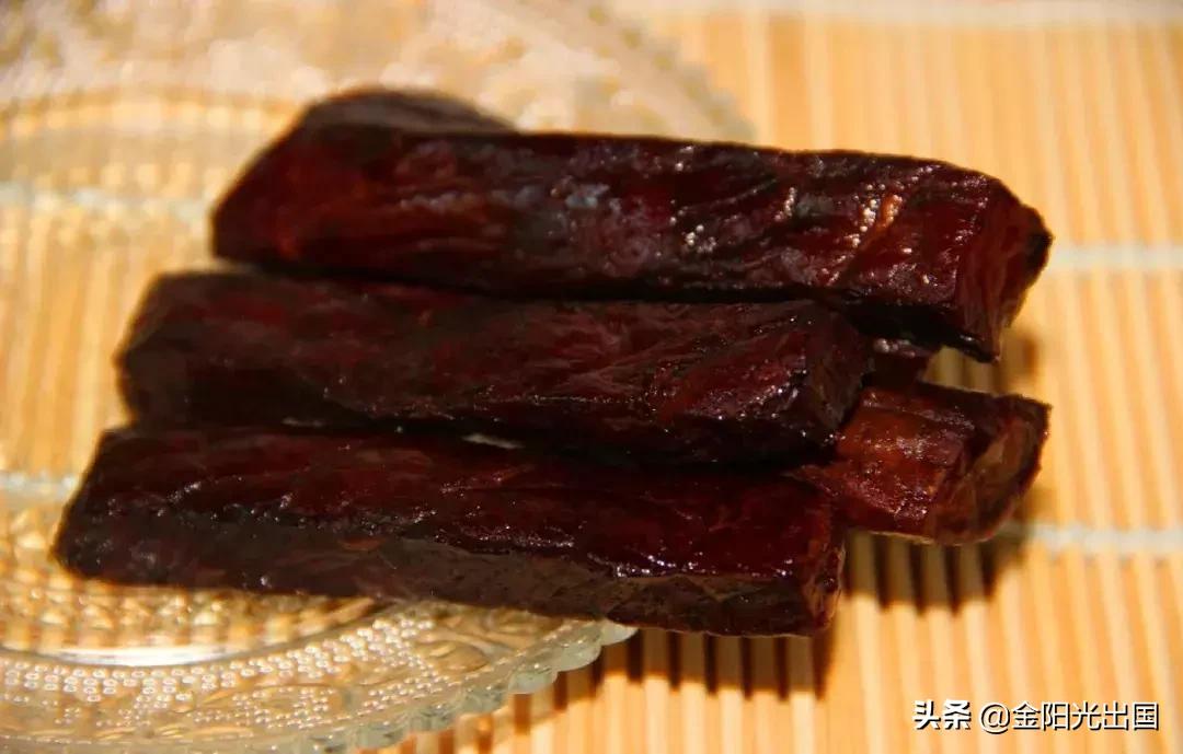 因为在脸书上分享躲避海关检查的小技巧，这个妹子悲剧了……