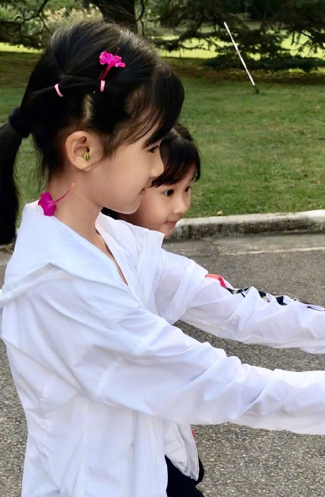 鲍蕾带两女儿出游,鲍蕾携俩女儿登大刊