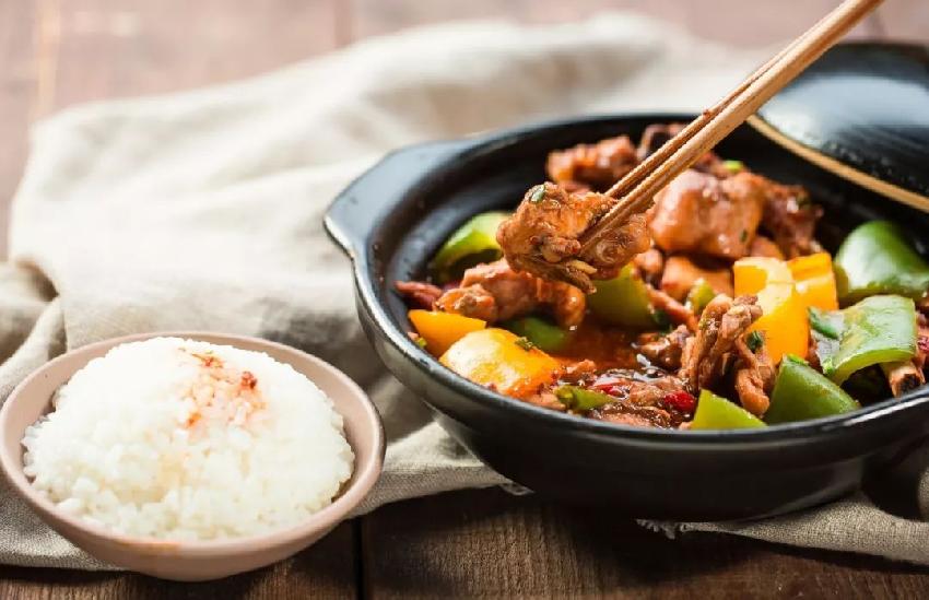 黄焖鸡米饭门店爆满,满大街的黄焖鸡米饭