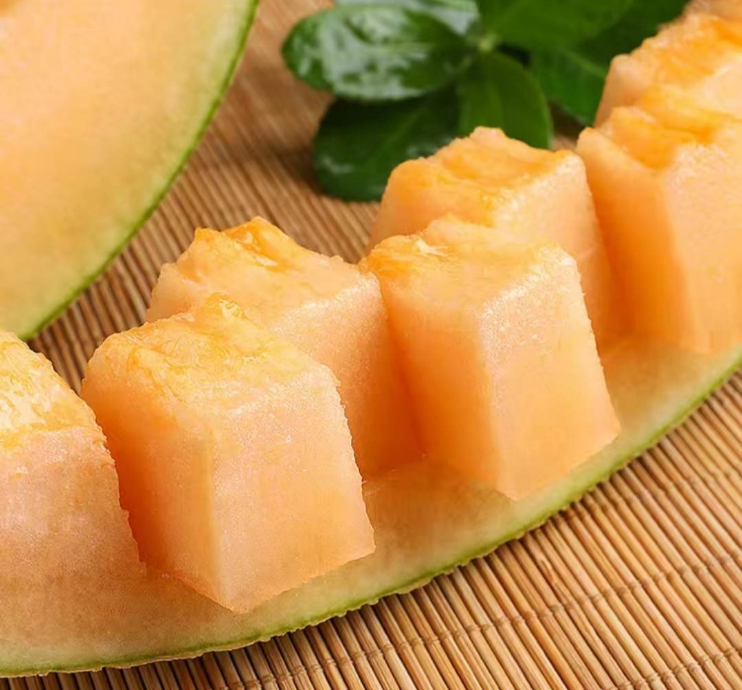 新疆吐鲁番火焰山脚下的哈密瓜,新疆葡萄沟吐鲁番的火焰山