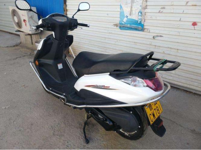 豪爵铃木VF100代步小板车,油耗1.9L,配原厂护杠和尾箱,6480元