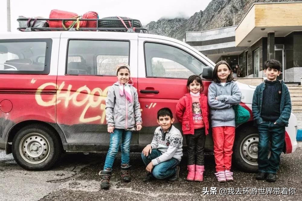 三个人一辆面包车环游世界,3个小伙开面包车