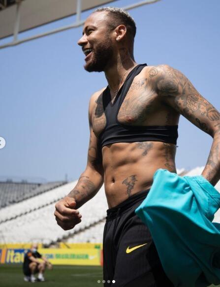 内马尔秀腹肌回击变胖质疑,内马尔露腹肌视频