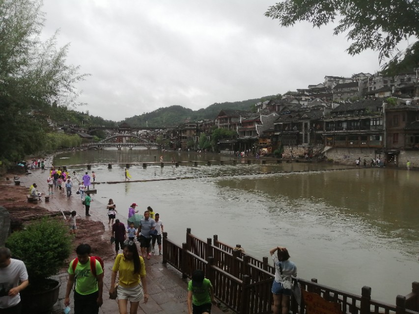 雨天逛凤凰古城,夜逛凤凰古城