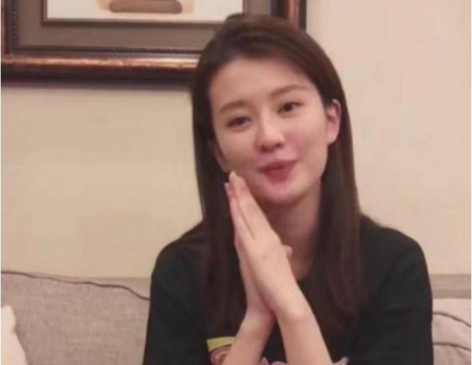 赵雅芝虽然颈纹皱纹明显但优雅,赵雅芝本人一脸皱纹