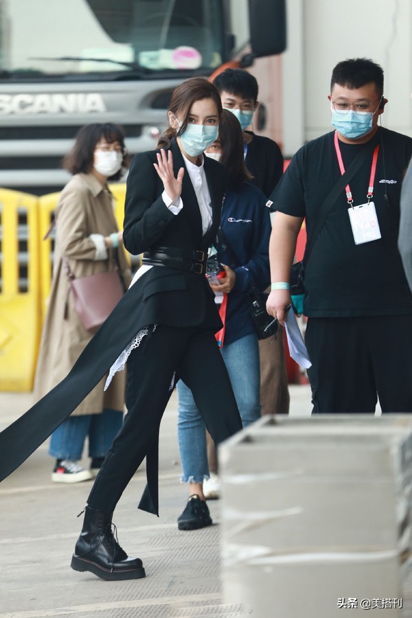 杨颖综艺造型照片,杨颖穿马丁靴