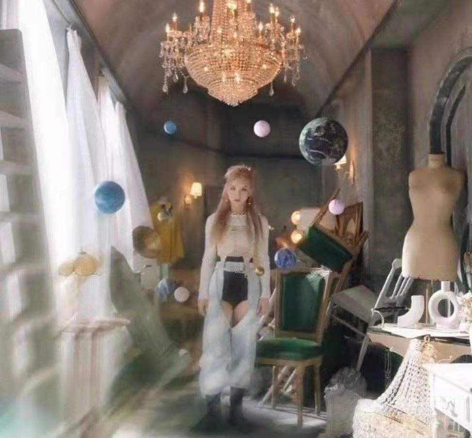 韩国女团穿“开裆裤”唱跳！露黑色*裤底**显不雅，迷惑穿搭遭吐槽