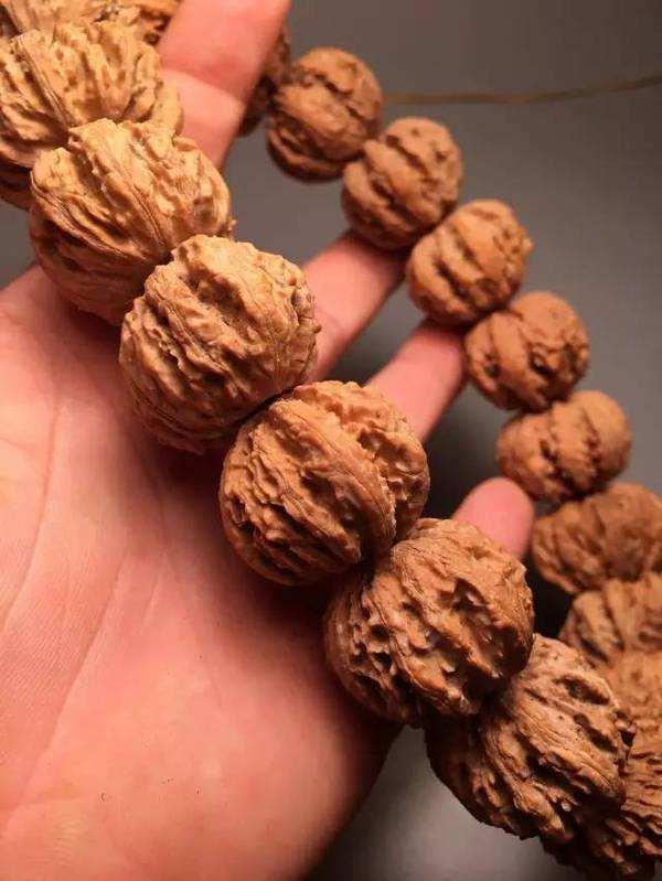 小核桃手串颜色很深但是不亮,小核桃手串几十个的跟几百的区别