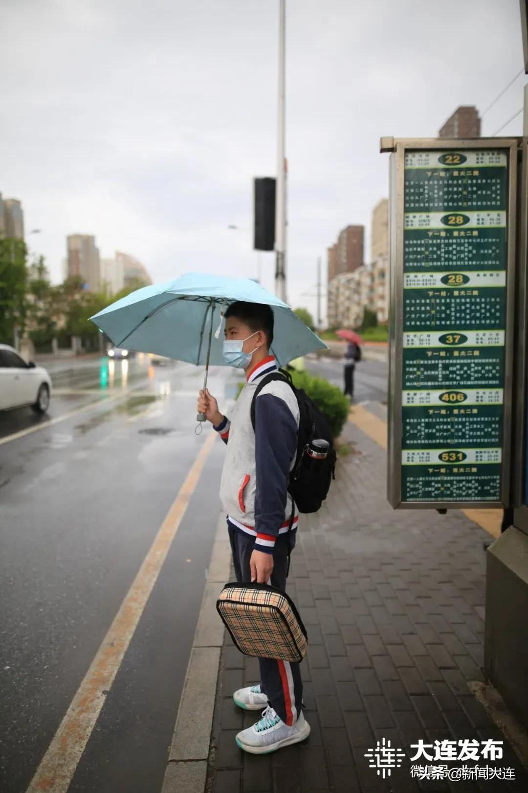 风雨中,“神兽”们返校了