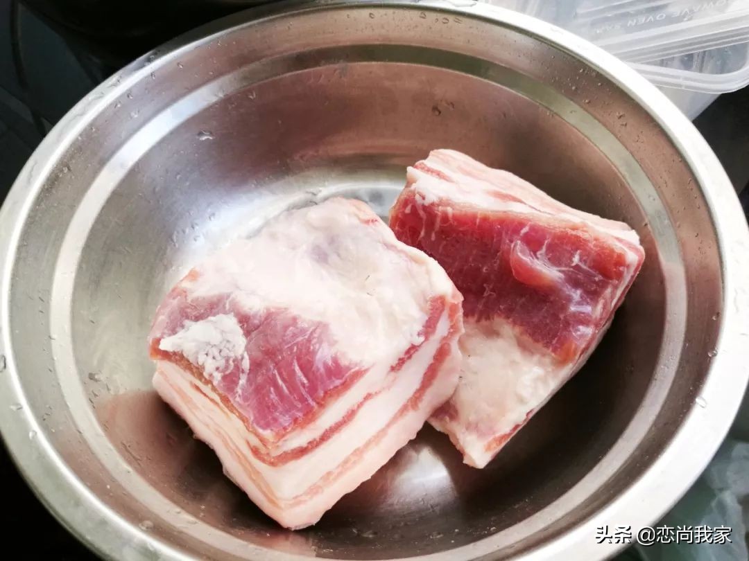 这个农家小炒菜,用萝卜干和猪肉一起炒,下饭就是香,肉贵也要吃