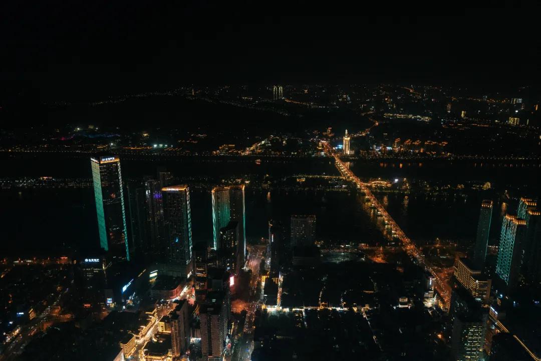 把繁华踩在脚下,将吃喝囊括周边。去长沙要住地标里