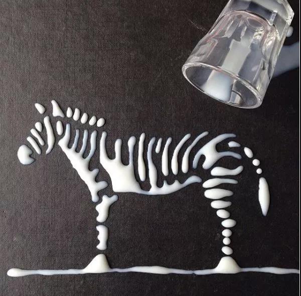 你可以擦掉那滴水，或者顺势用它画点不一样的美丽