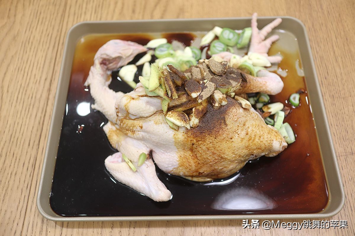 烤全鸡酥嫩鲜香,炭火烤全鸡怎么烤出外酥里嫩