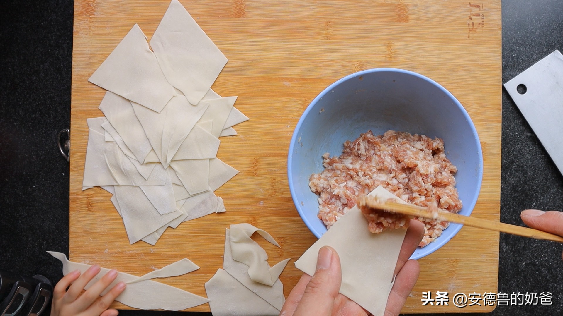 奶爸在家带着娃做馄饨现包现煮真材实料小朋友吃了一大碗