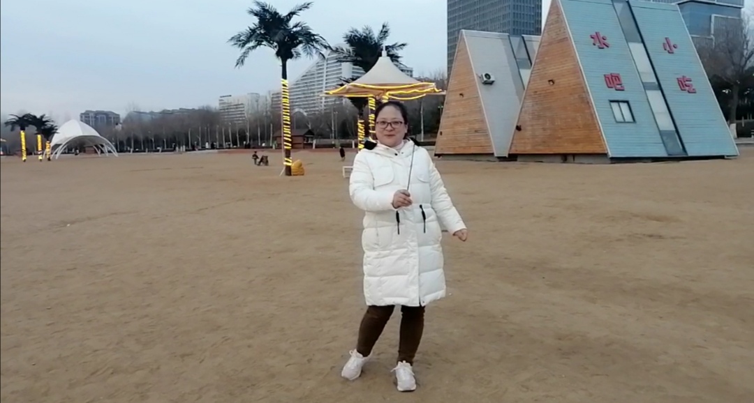 简单简笔画沙滩上的童话风景画,用铅笔和水彩笔画一幅海边风景画