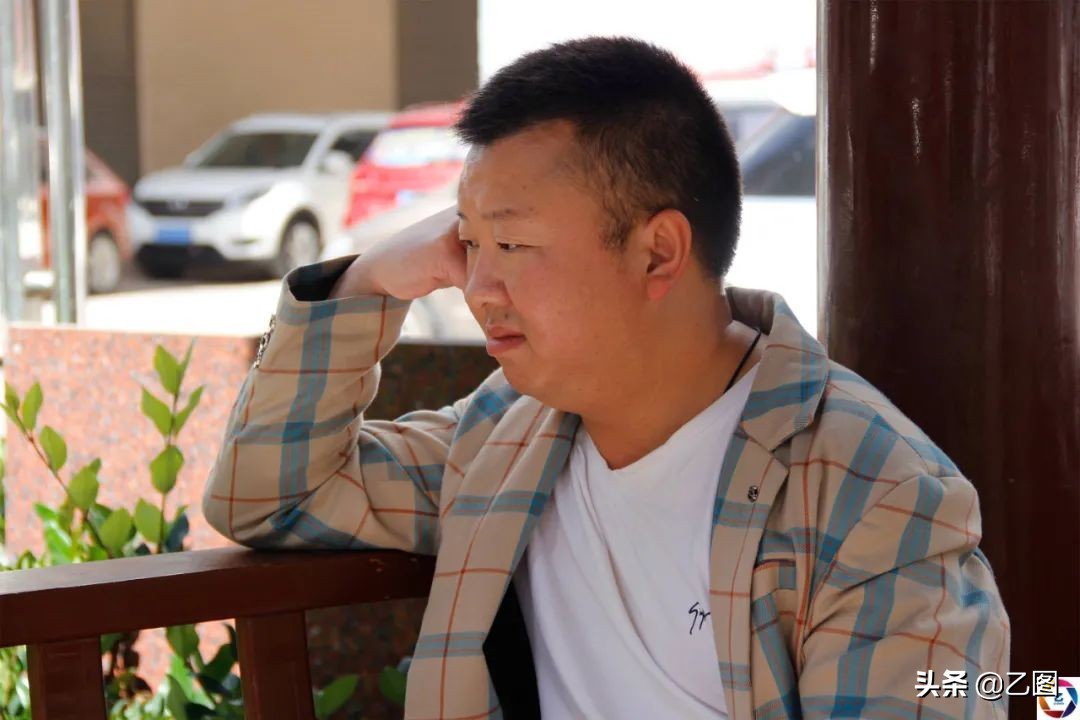 脑瘫双胞胎奶奶,三胞胎患脑瘫家人不离不弃