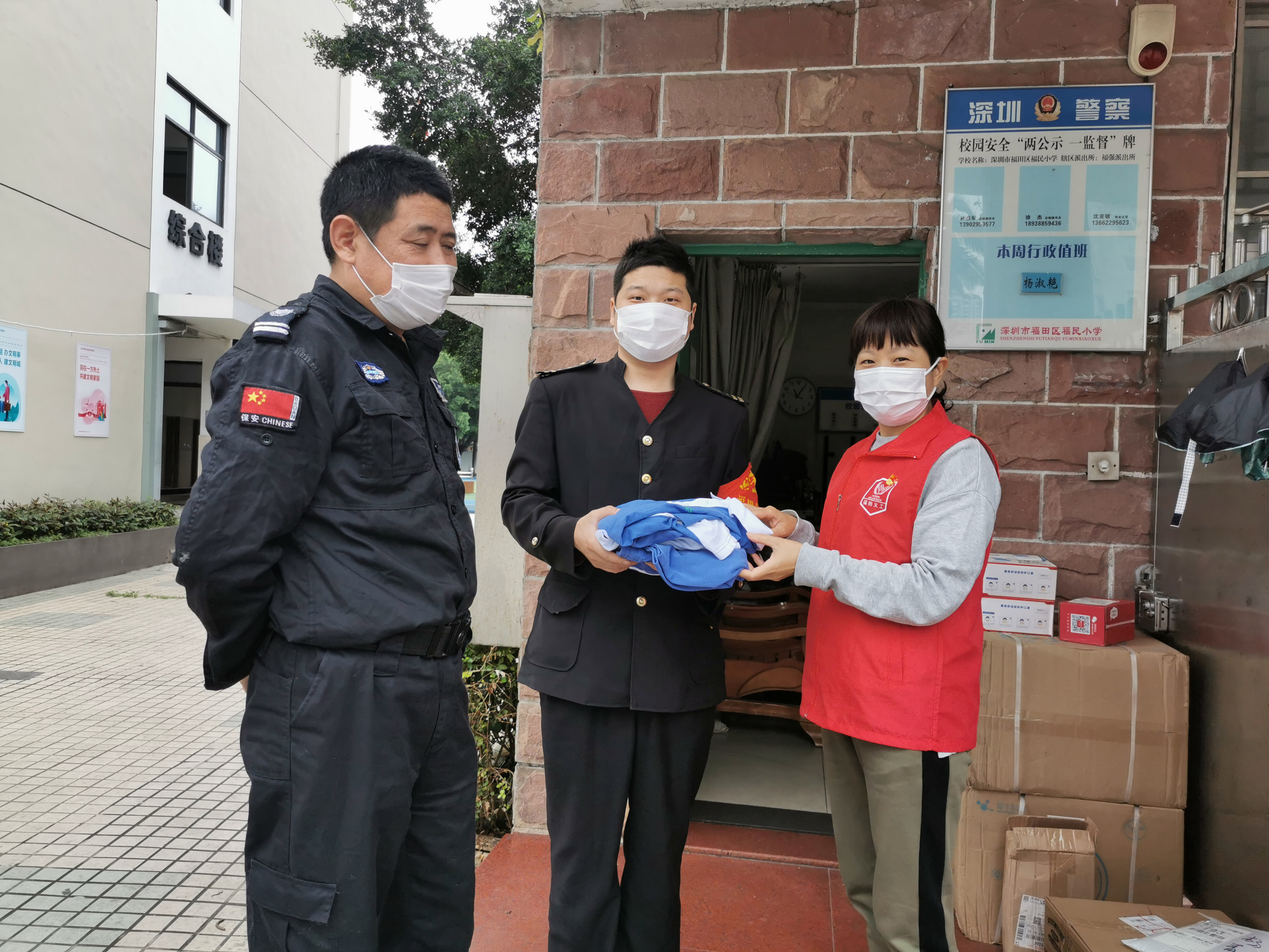 村民为抗疫一线捐赠物资新闻,热心市民爱心接力为抗疫捐赠物资