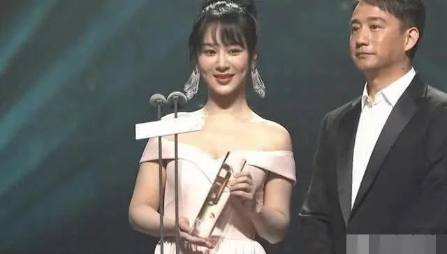 主持人提到李现杨紫反应,主持人口误把杨紫名字叫错