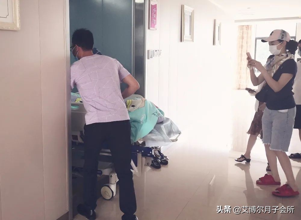 第三次当爸爸完整版,第一次当爸爸在产房外面接新生儿