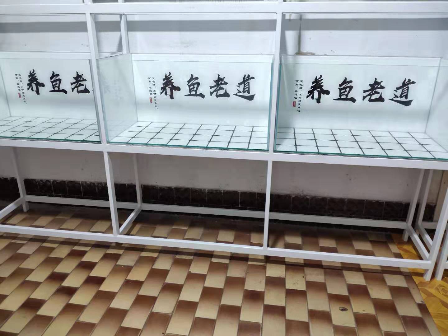 鱼缸背景纸各种贴法比较,鱼缸背景纸是贴在鱼缸里还是外面