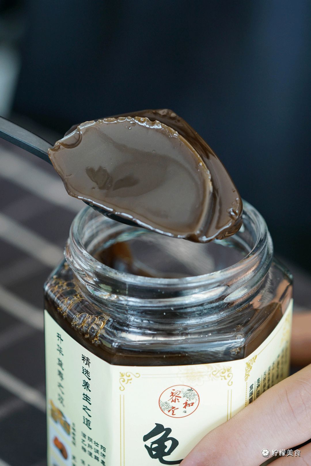 74岁的他，把一半的人生交给了这碗「黑暗甜品」