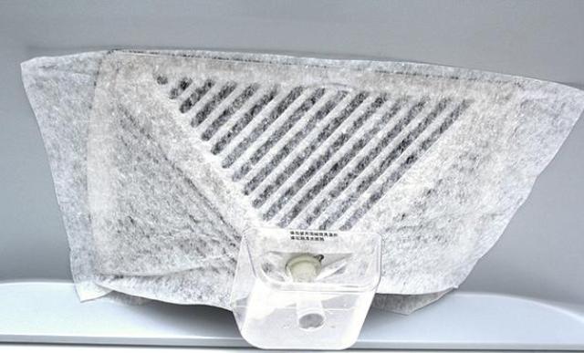 在超市看到这种“纸”多买几盒，粘油烟机上一年不用洗，超级实用