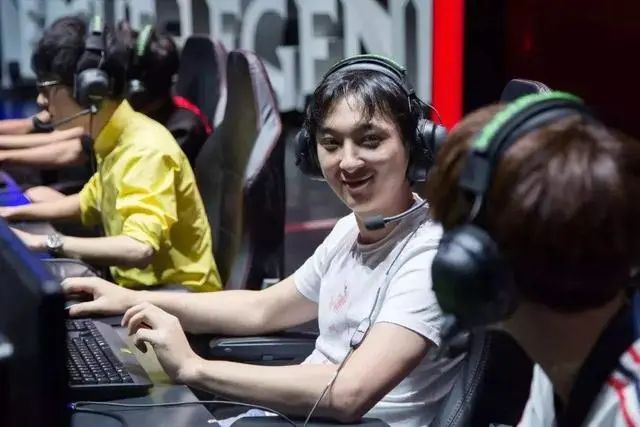 22元让首富之子陪玩1小时!这个突然爆火的职业,快被榨干了