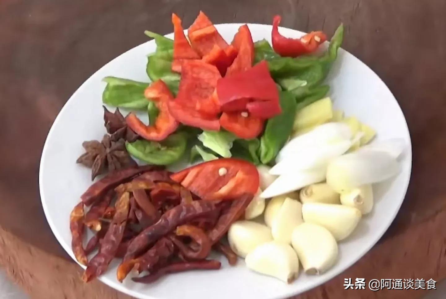 地锅鸡怎么做不柴还很q弹,地锅鸡怎么做好吃还好看