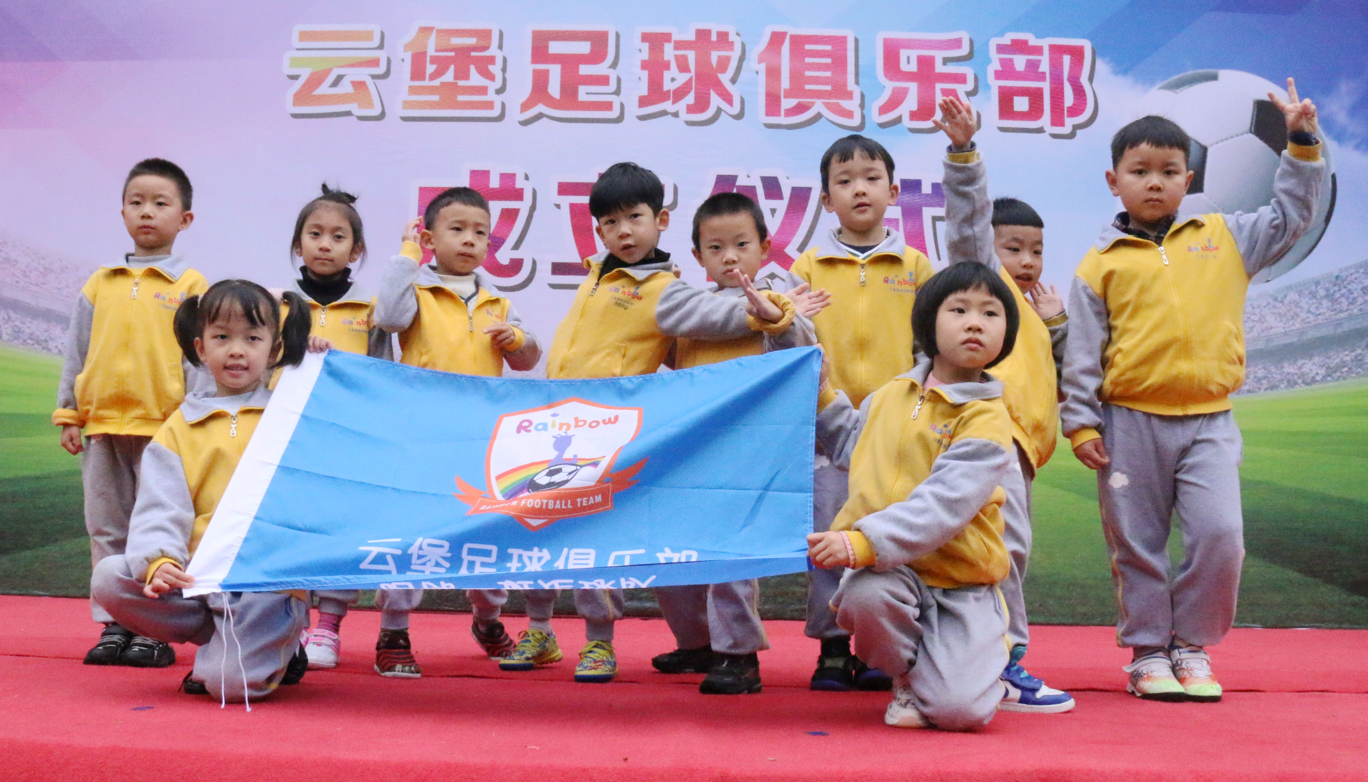 足球要从娃娃抓起的图片,四川眉山彭山业余足球俱乐部