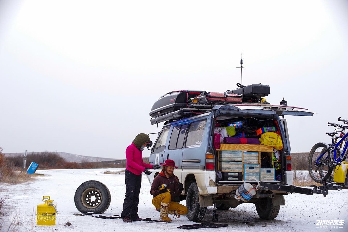 小伙买八手车,小伙买了6米8房车
