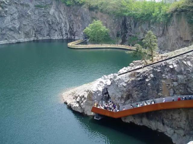 矿坑改造最美公园,矿坑改造湿地公园视频