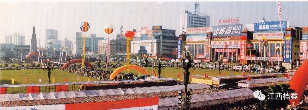 带着时代烙印的老照片,和你穿越到不同年代的八一广场