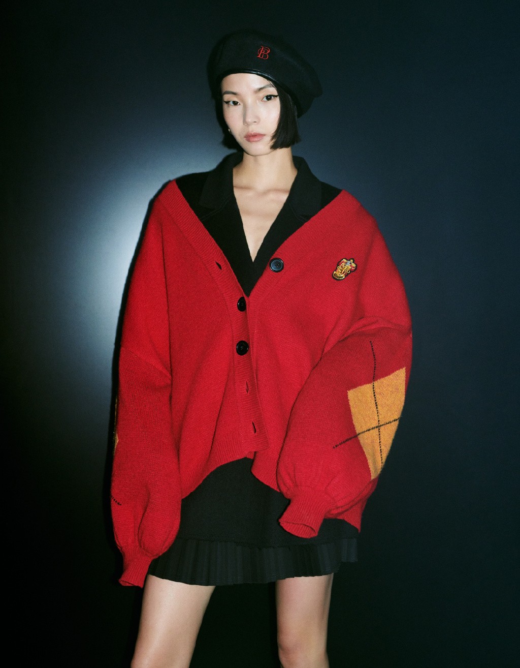 她被国外媒体称为“东方娃娃”，今穿运动装出镜，身体线条太完美