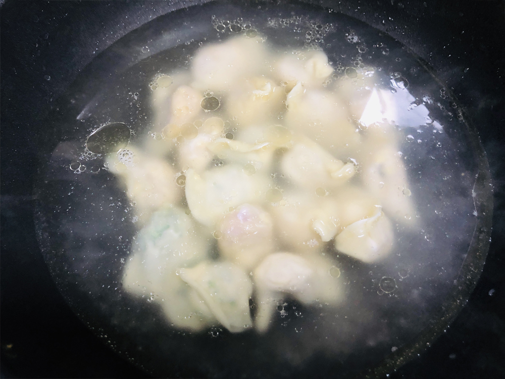 冰箱里冻的饺子怎么煮不会破皮呀,煮饺子切记不可开水就下锅