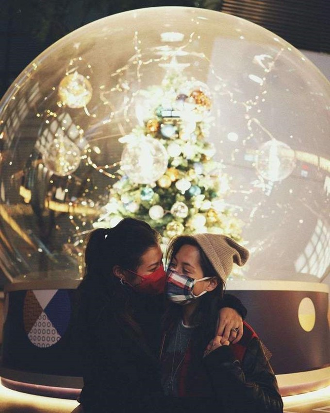 香港名模女儿，公开宣布“同性婚礼”，女友更是大有来头