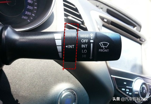 大灯开关和雨刷开关上的功能你都会用吗？晚上不开灯怎么回事？