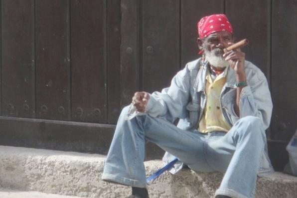 古巴的烟到底有多贵?为何中国游客一根一根的买?看完总算明白了