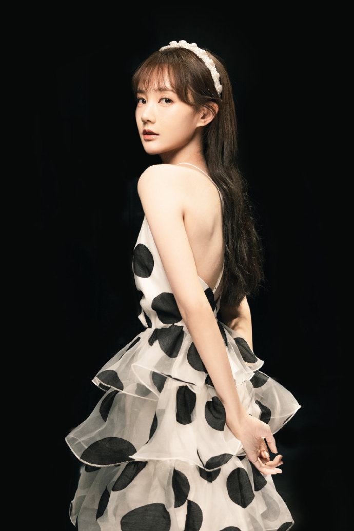 李一桐新剧造型美出新高度,李一桐穿深v纱裙