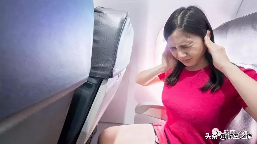 坐飞机时耳朵感到不适如何缓解,坐飞机戴耳机能缓解耳朵疼吗