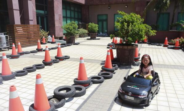 这家酒店有全台唯一「乌龙院主题房」，还能在馆内开赛车