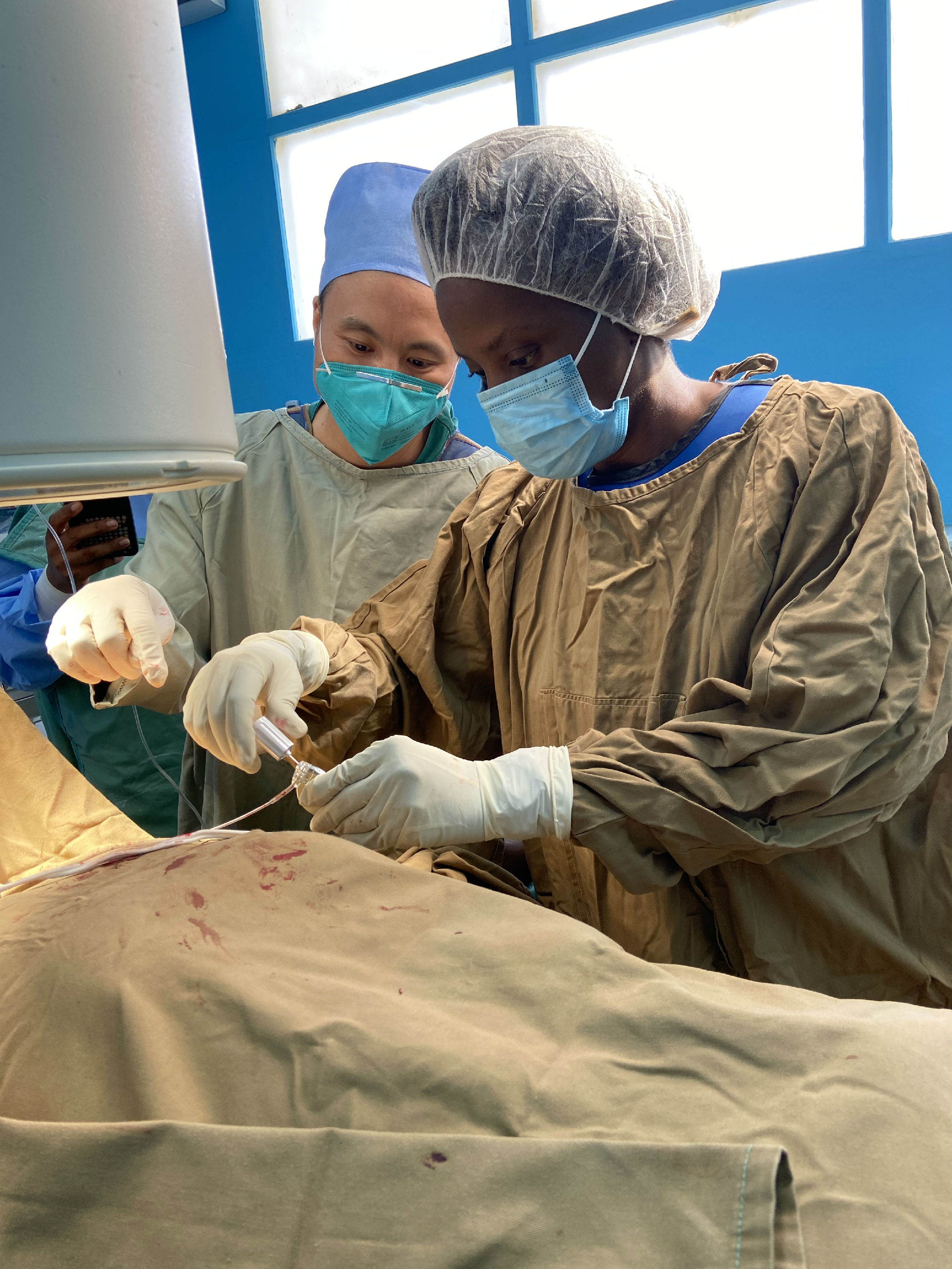 我院心内科援外医生完成圣普首例超声引导下永久心脏起搏器植入术