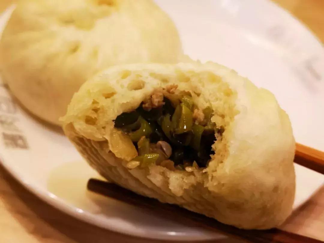 “老板儿，来十个包子，肉的哈~”都江堰人的早晨从这口油滋滋开始，这8家包子店，你最钟意哪家？