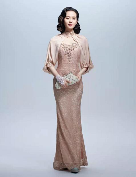 刘诗诗罕见民国装曝光！穿蓝色小洋裙烫卷发笑容温柔，气质太出众