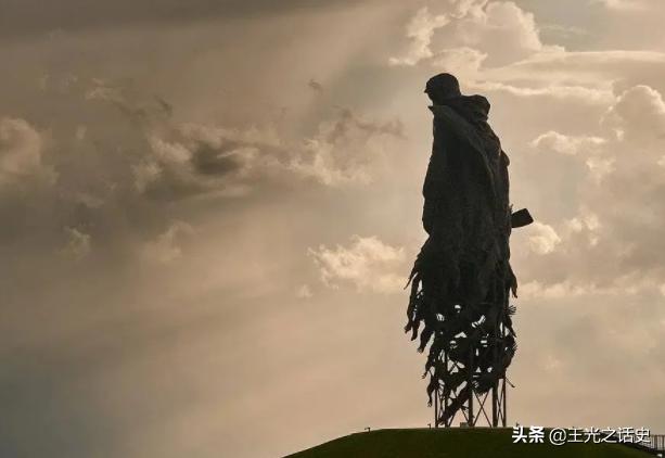 和德国纳粹不共戴天的俄罗斯，为什么有“光头纳粹”?