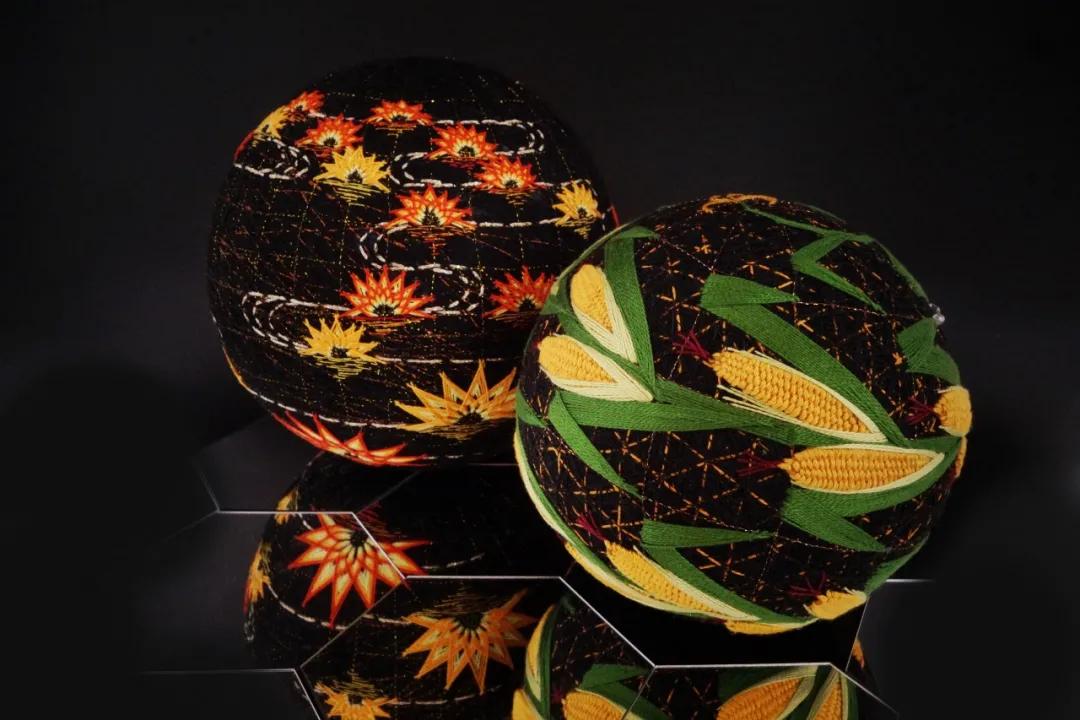 惊艳！“球上刺绣”你见过吗？她在球上绣出二十四节气，无数粉丝为之打call