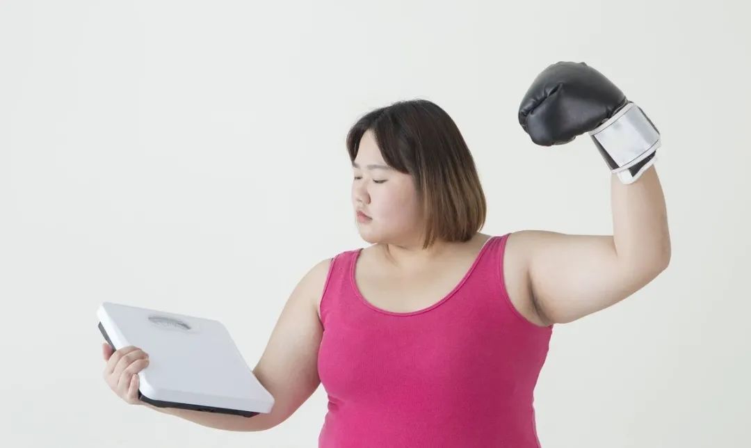 这姑娘月薪8K，*款贷**60W区去健身？