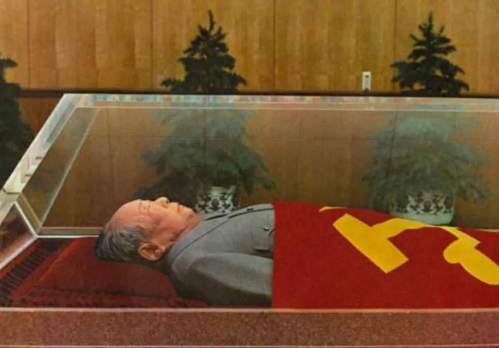 1976毛主席逝世后，世界百国举行吊唁，埃塞举行10万人*行游**